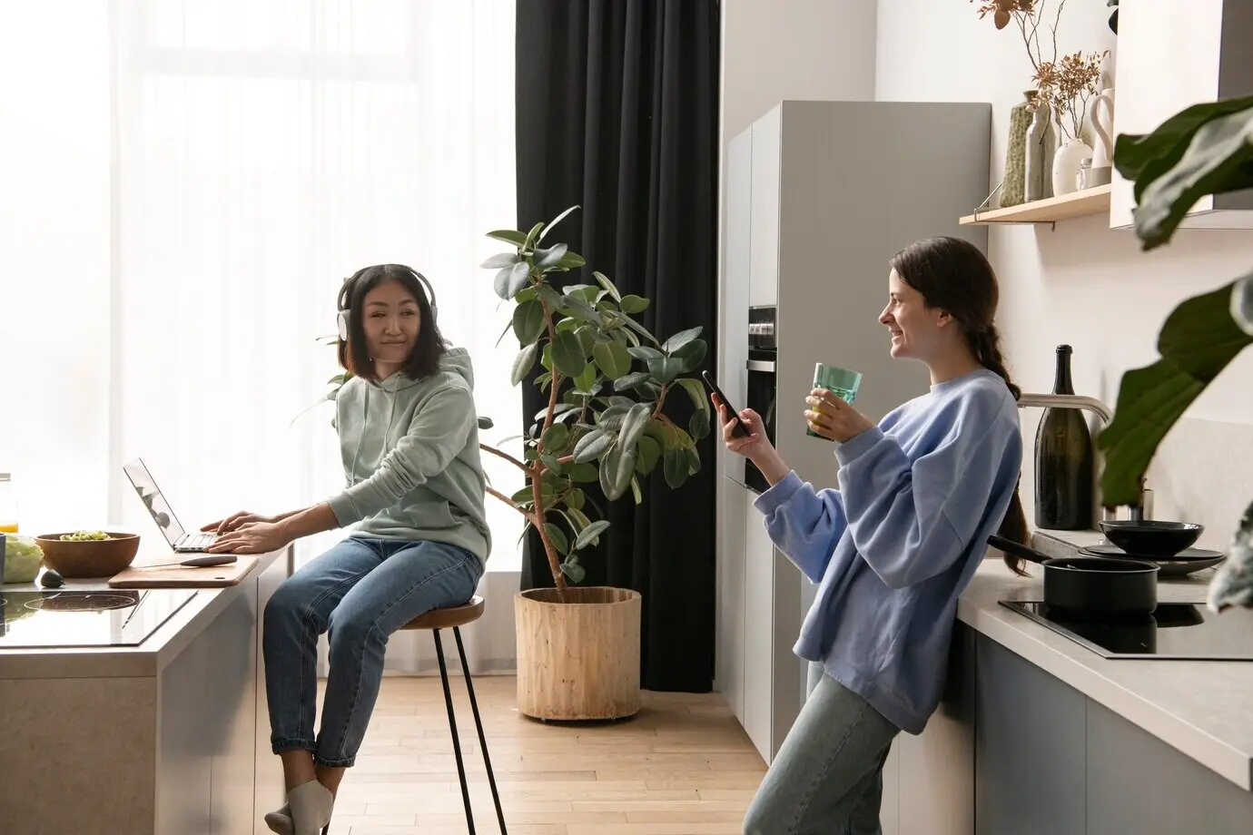 Mitbewohner, die Zeit miteinander verbringen