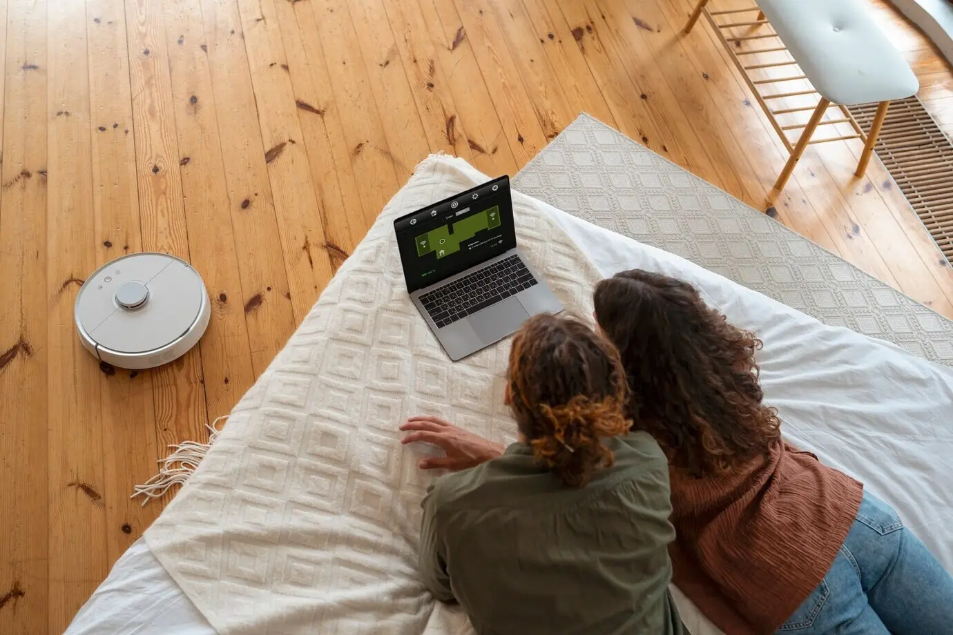 Ein Paar zu Hause mit einem kabellosen Saugroboter