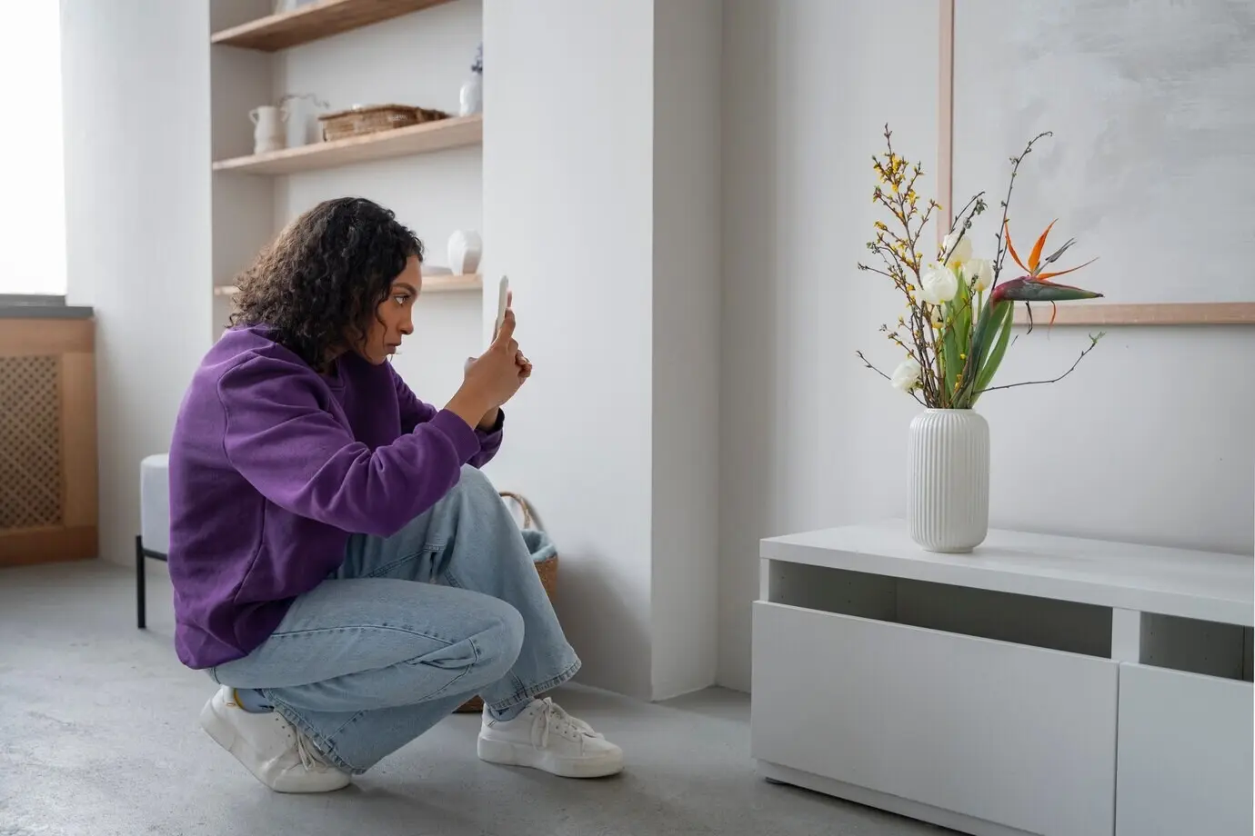 Innenraumdesigner arbeitet an einem Dekorationsprojekt