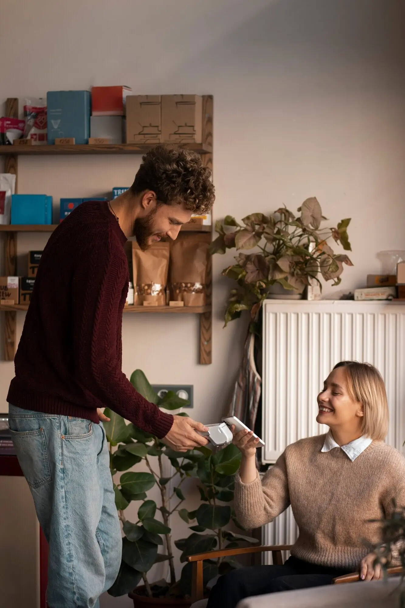 Person, die im Restaurant mithilfe von NFC-Technologie die Rechnung bezahlt.